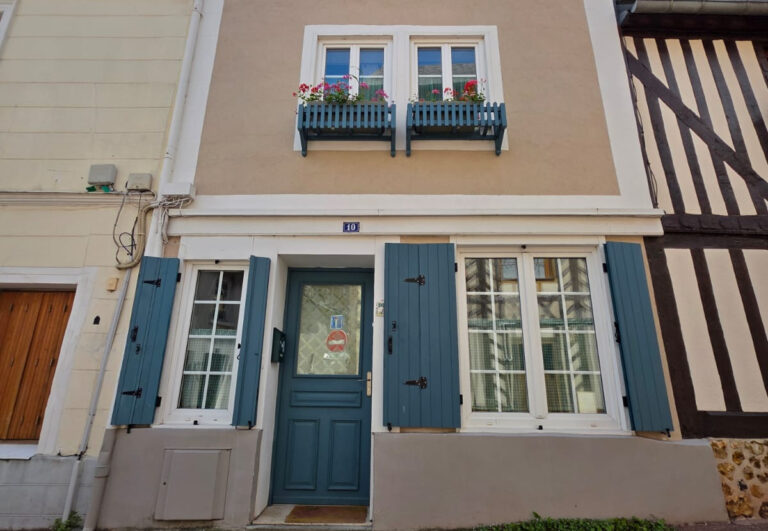 Maison de ville avec commerces, écoles et gare.